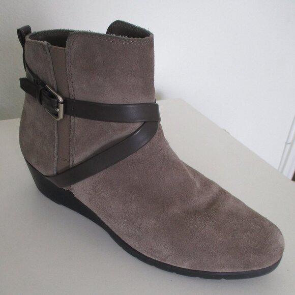 Bass "Monique" Womens Tan Suede Leather Side Zip 1.25" Wedge Ankle Boot-Size 10M - Picture 1 of 9